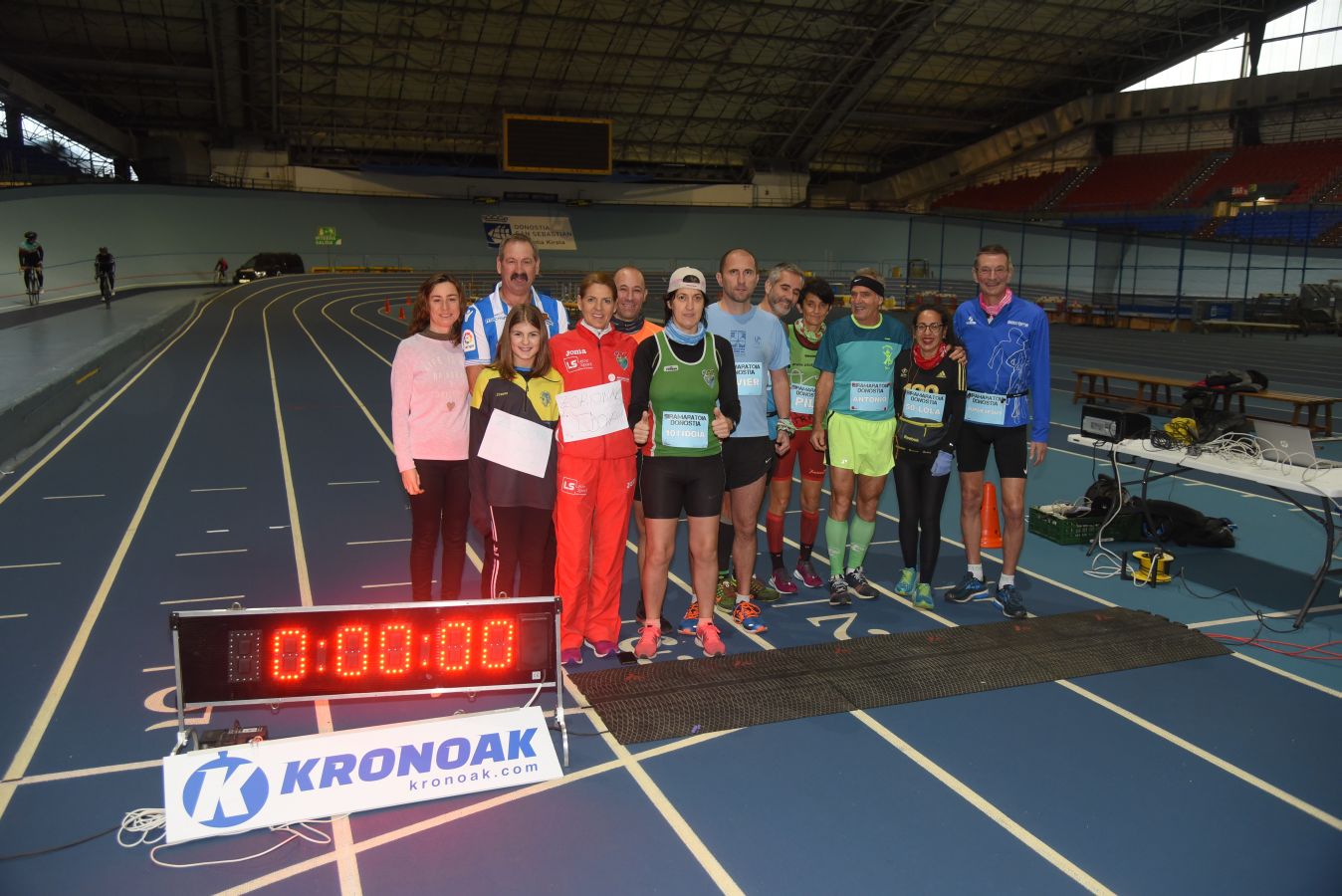 Esta mañana se ha disputado un maratón indoor con 211 vueltas en la pista en la que han participado 8 veteranos corredores, entre ellos dos guipuzcoanos: Idoia Esnaola y Jesús Egimendia.