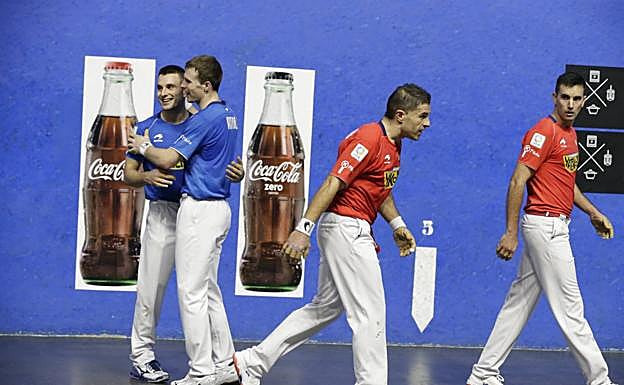 Ander Imaz e Iñaki Artola se abrazan tras la victoria ante Aimar Olaizola en Mungia. 