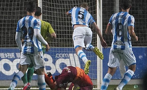 El Sanse perdona y acaba pidiendo la hora