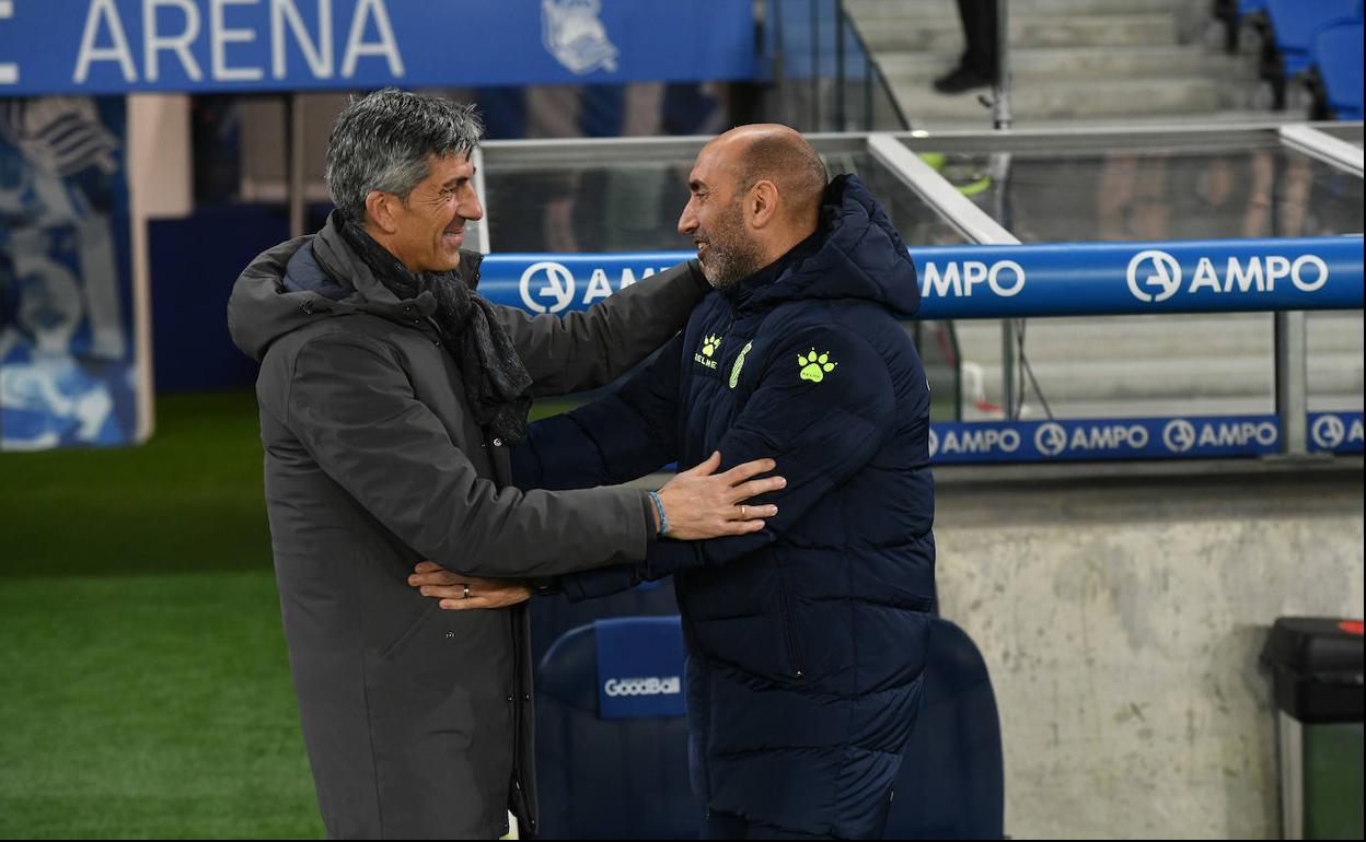 Imanol y Abelardo se saludan antes del inicio del partido. 