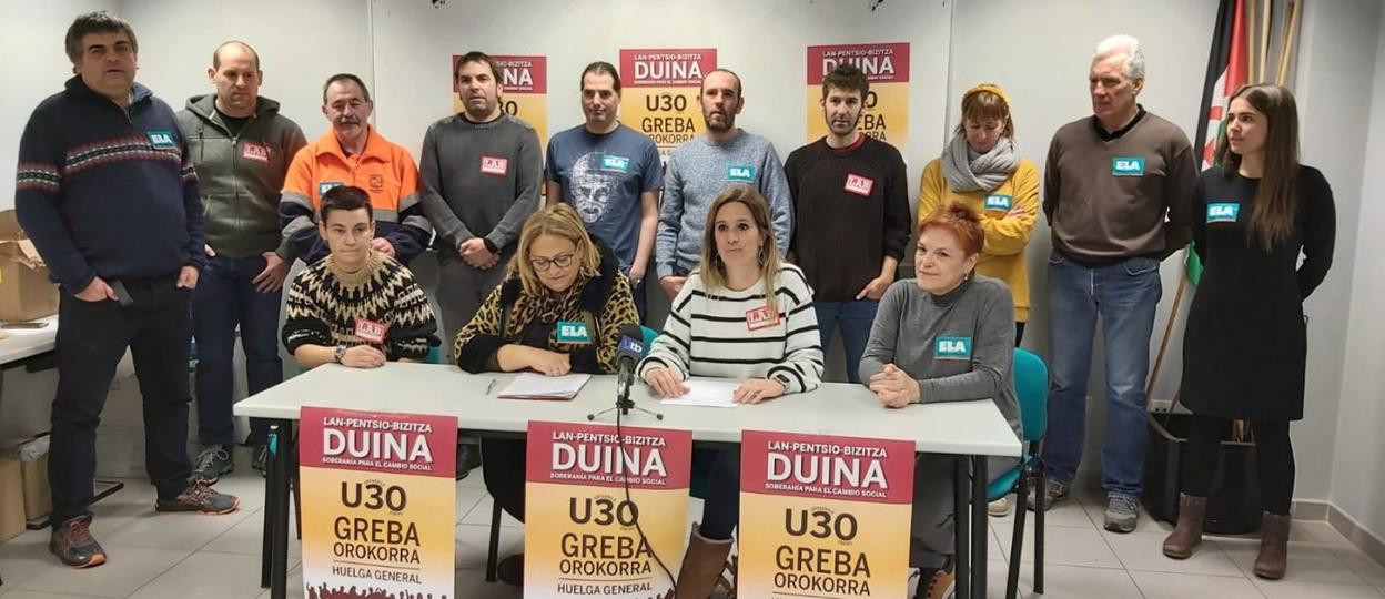 Representantes de ambos sindicatos durante la rueda de prensa ofrecida ayer por la mañana, en Legazpi. 