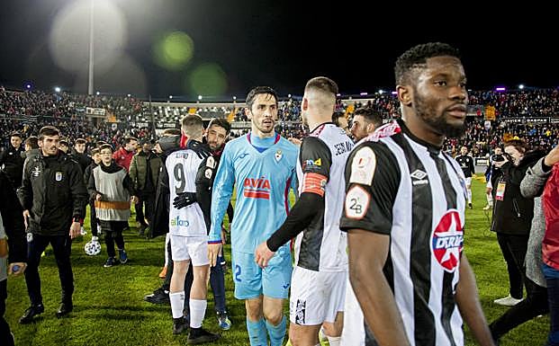 Los jugadores del Eibar se retiran decepcionados del Nuevo Vivero, mientras los del Badajoz celebran el pase.