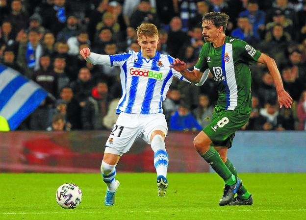 Odegaard protege el balón ante la presión de Iturraspe.