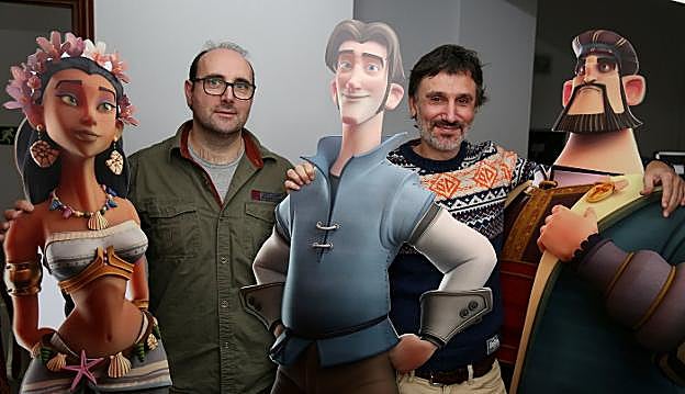 El director Ángel Alonso y el productor ejecutivo Ricardo Ramón, con los personajes de 'Elcano y Magallanes'.