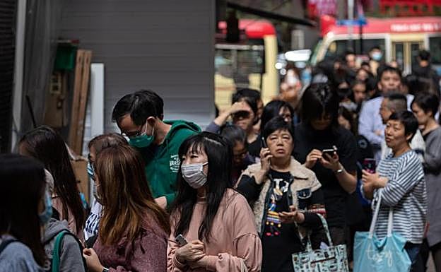 La población de Hong Kong también lleva mascarillas