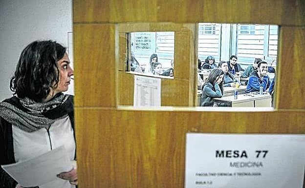 Alumnos afrontan con malestar la reducción de tiempo y preguntas del MIR