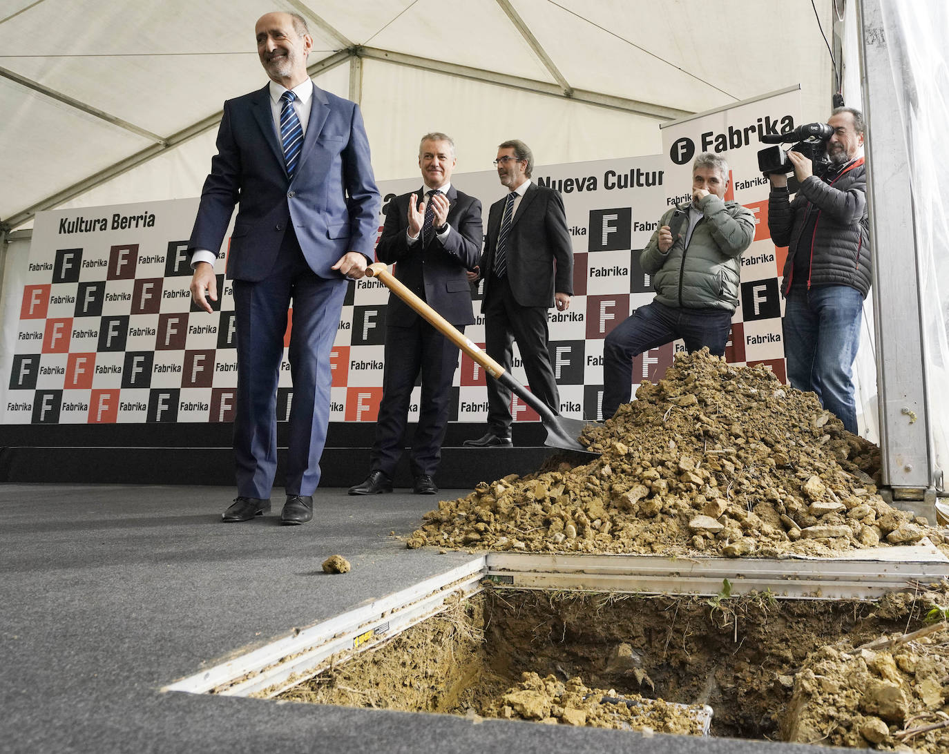 Adegi ha celebrado este viernes por todo lo alto la presentación oficial de la Fabrika, el edificio que, en cierto modo, supone el tránsito, seis años después, a la mayoría de edad de la Nueva Cultura de Empresa. La instalación, en la que asociación empresarial guipuzcoana prevé invertir 5 millones de euros, quiere ser una suerte de «centro de alto rendimiento» para la transformación cultural de aquellas empresas locales o que quieran acercarse a Gipuzkoa.