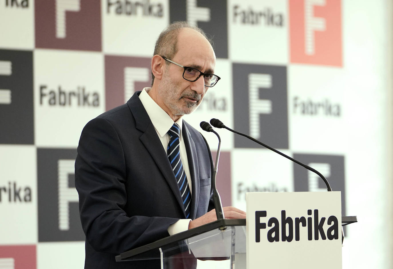 Adegi ha celebrado este viernes por todo lo alto la presentación oficial de la Fabrika, el edificio que, en cierto modo, supone el tránsito, seis años después, a la mayoría de edad de la Nueva Cultura de Empresa. La instalación, en la que asociación empresarial guipuzcoana prevé invertir 5 millones de euros, quiere ser una suerte de «centro de alto rendimiento» para la transformación cultural de aquellas empresas locales o que quieran acercarse a Gipuzkoa.