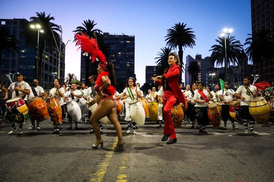 Uruguay da comienzo al que es considerado el Carnaval más largo del mundo. Durante tres meses los vecinos de Montevideo saldrán a las calles para ambientar la ciudad de luz, color y música.