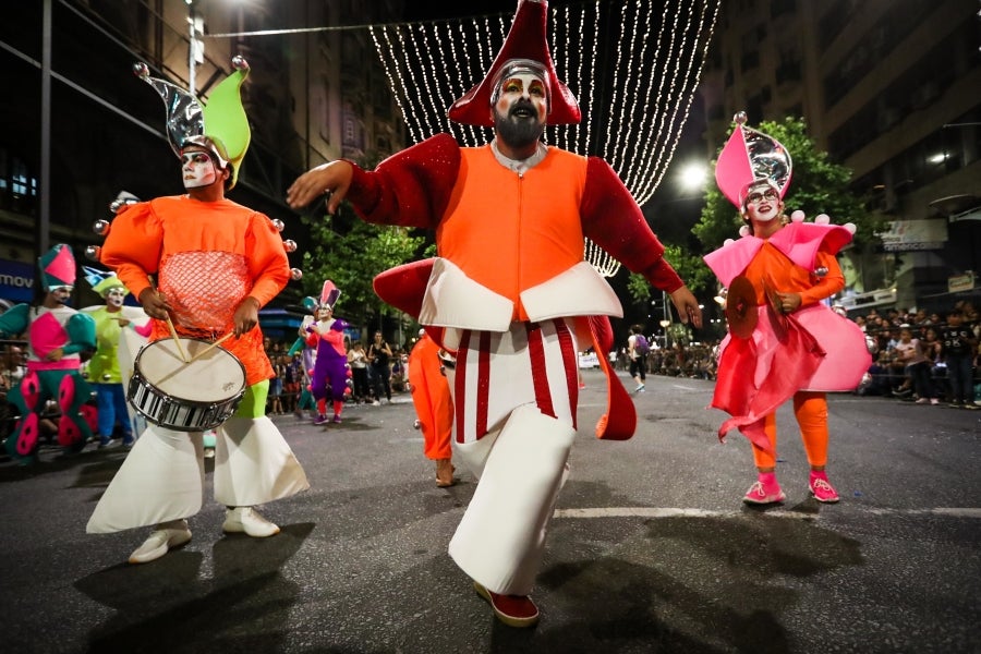 Uruguay da comienzo al que es considerado el Carnaval más largo del mundo. Durante tres meses los vecinos de Montevideo saldrán a las calles para ambientar la ciudad de luz, color y música.