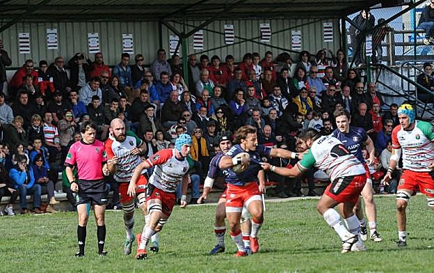 Jugada del Hernani-Ordizia de la temporada pasada, con Landare lleno a rebosar. 