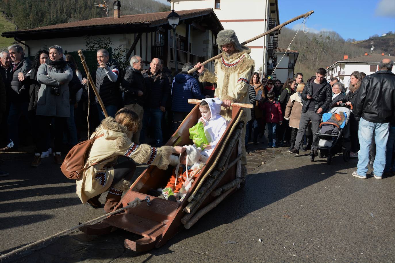 El desfile de carrozas de Carnaval, en el que participan casi todos los vecinos, atrajo ayer a cientos de visitantes 