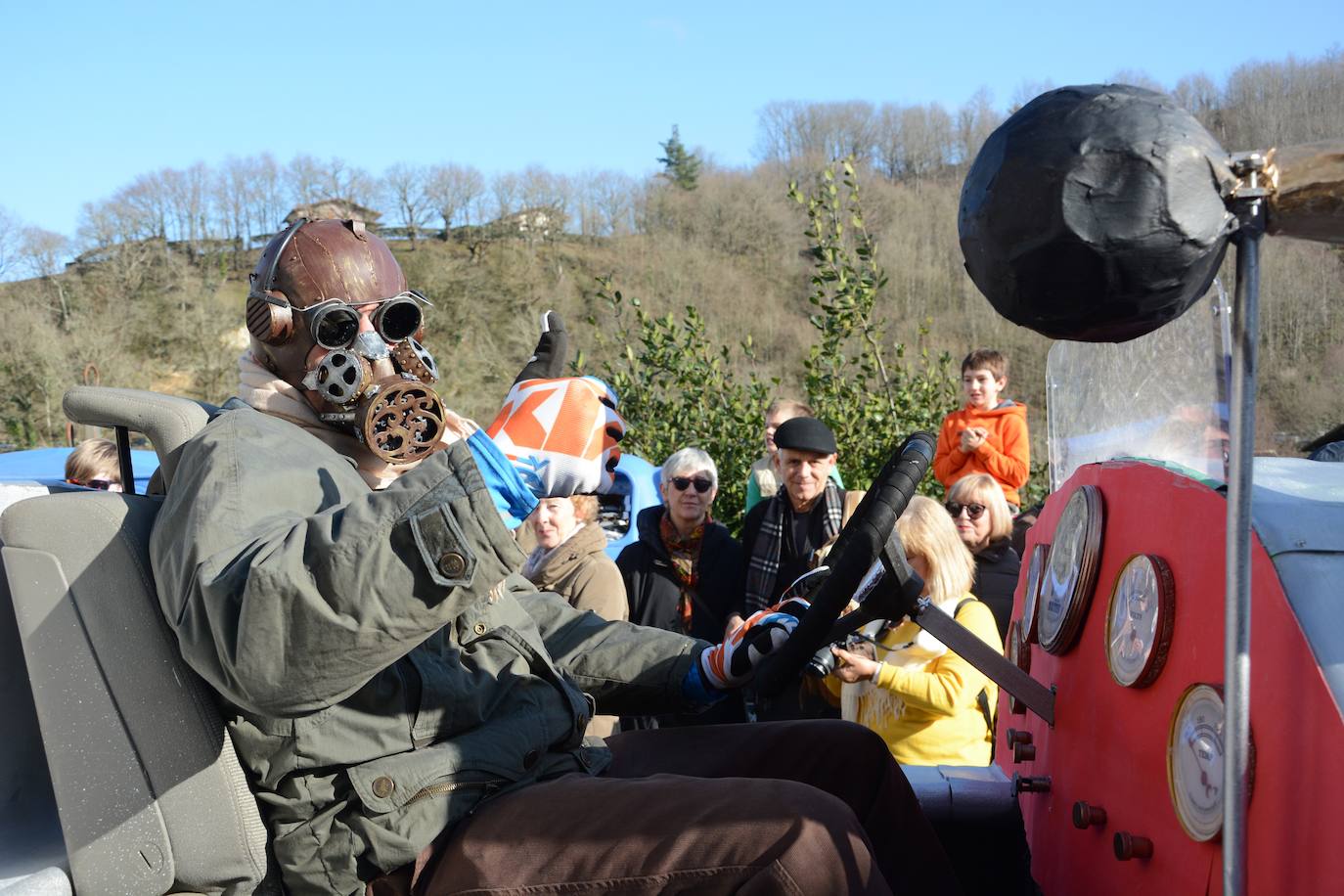 El desfile de carrozas de Carnaval, en el que participan casi todos los vecinos, atrajo ayer a cientos de visitantes 