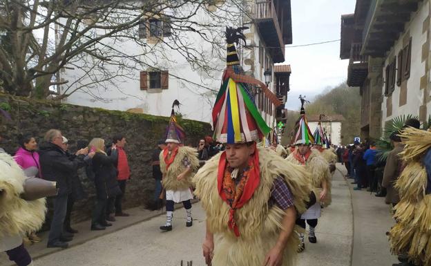 Los 'joaldunak' en Ituren.