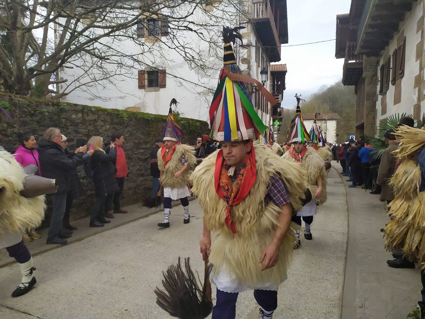 Joaldunak y mozorroak han llegado este lunes desde Zubieta y Aurtitz hasta Ituren para celebrar el carnaval. El encuentro se ha producido pasadas las dos de la tarde, pero al mediodía los joaldunak han recorrido sus respectivas localidades. Después, se han dirigido al encuentro que se produce en el barrio de Latsaga.