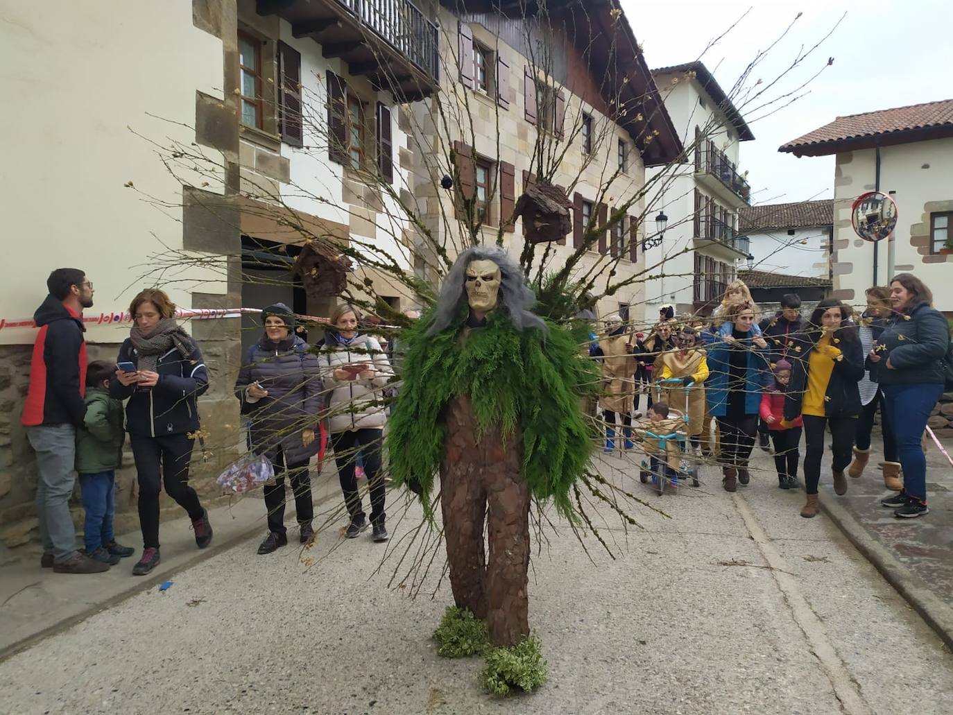 Joaldunak y mozorroak han llegado este lunes desde Zubieta y Aurtitz hasta Ituren para celebrar el carnaval. El encuentro se ha producido pasadas las dos de la tarde, pero al mediodía los joaldunak han recorrido sus respectivas localidades. Después, se han dirigido al encuentro que se produce en el barrio de Latsaga.