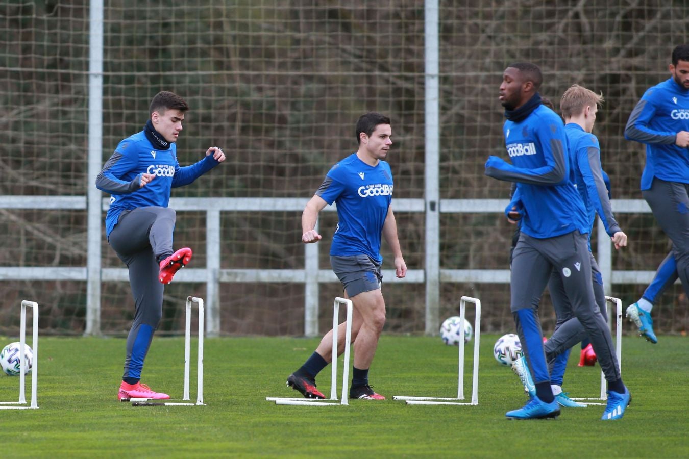 Imanol Alguacil ha convocado a todos los jugadores disponibles de la primera plantilla para medirse a Osasuna en Copa. Recupera a Monreal y Willian José vuelve a la lista, pero pierde a Llorente por una rotura para al menos los dos próximos partidos.