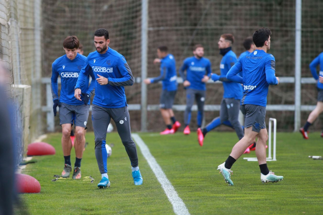 Imanol Alguacil ha convocado a todos los jugadores disponibles de la primera plantilla para medirse a Osasuna en Copa. Recupera a Monreal y Willian José vuelve a la lista, pero pierde a Llorente por una rotura para al menos los dos próximos partidos.