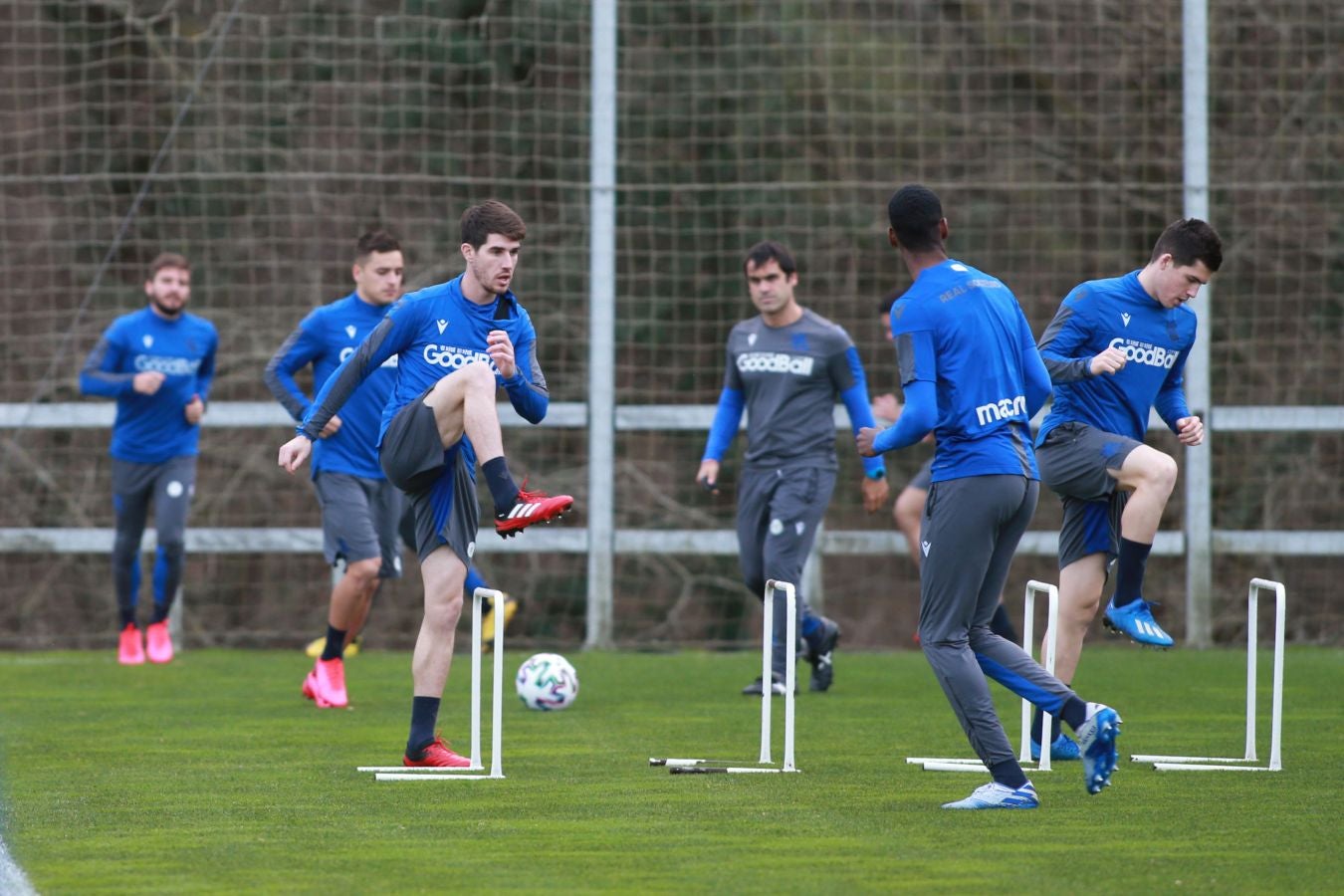 Imanol Alguacil ha convocado a todos los jugadores disponibles de la primera plantilla para medirse a Osasuna en Copa. Recupera a Monreal y Willian José vuelve a la lista, pero pierde a Llorente por una rotura para al menos los dos próximos partidos.