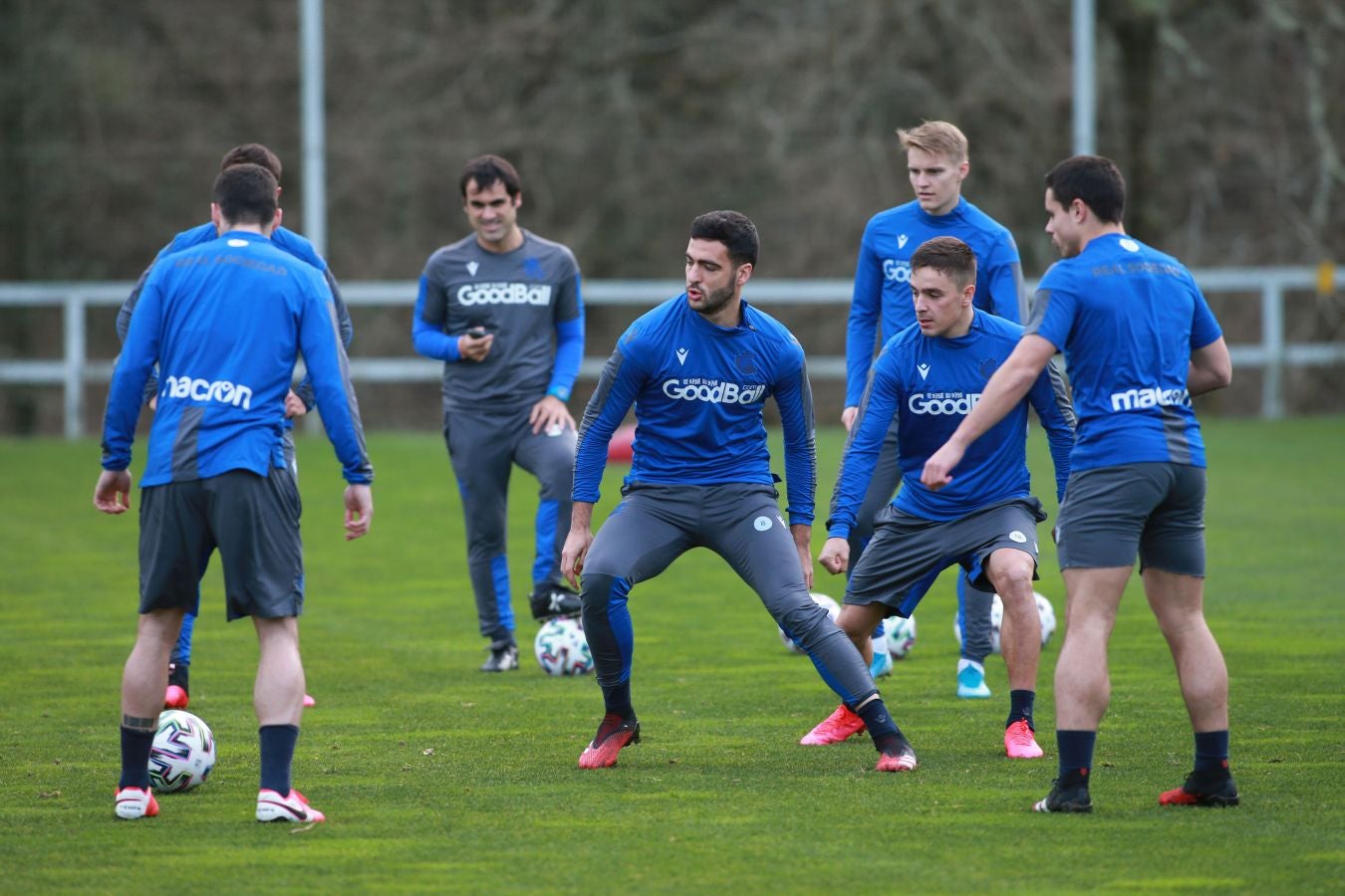 Imanol Alguacil ha convocado a todos los jugadores disponibles de la primera plantilla para medirse a Osasuna en Copa. Recupera a Monreal y Willian José vuelve a la lista, pero pierde a Llorente por una rotura para al menos los dos próximos partidos.