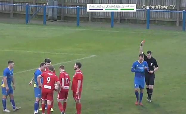 Un jugador ve tres tarjetas en una misma jugada: dos amarillas y una roja