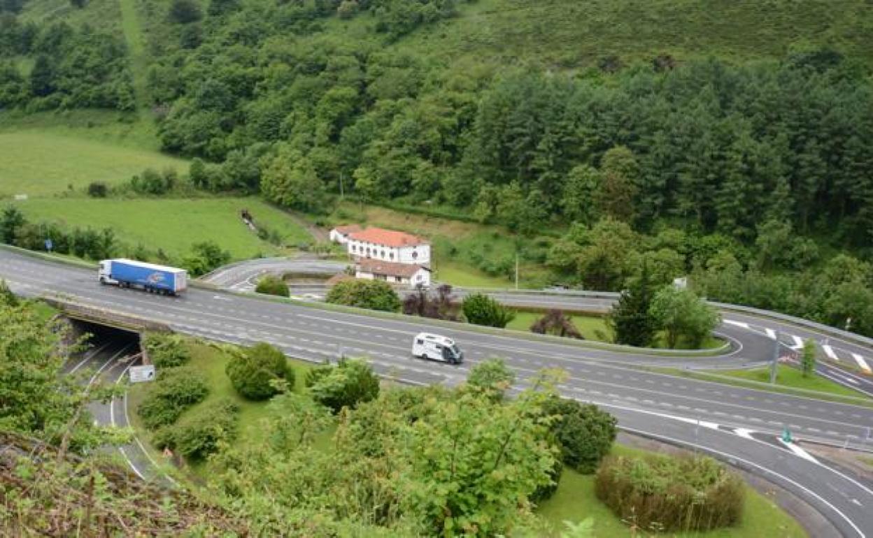 Los adelantamientos en la N-121-A se reducirán a un solo sentido en los tramos de tres carriles