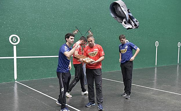 Altuna III, Urrutikoetxea, Olaizola II y Ladis Galarza, ayer en la elección del Beotibar. 