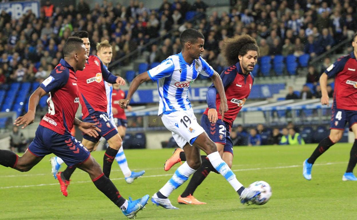 Alexander Isak en plena zancada entre la defensa osasunista. 