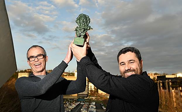 El pasaitarra Iñaki Díez y el bilbaíno afincado en Donostia Xanti Salvador posan felices con su Goya en la terraza de DV.