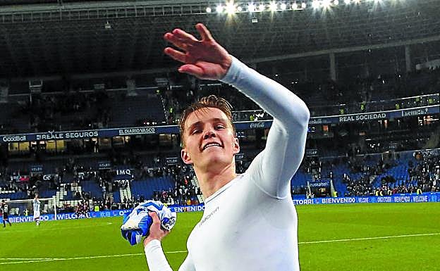 Odegaard lanza su camiseta a la grada en señal de agradecimiento por los ánimos recibidos. 