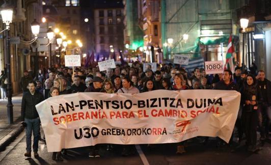Cabeza de la manifestación de este jueves por la tarde en San Sebastián.