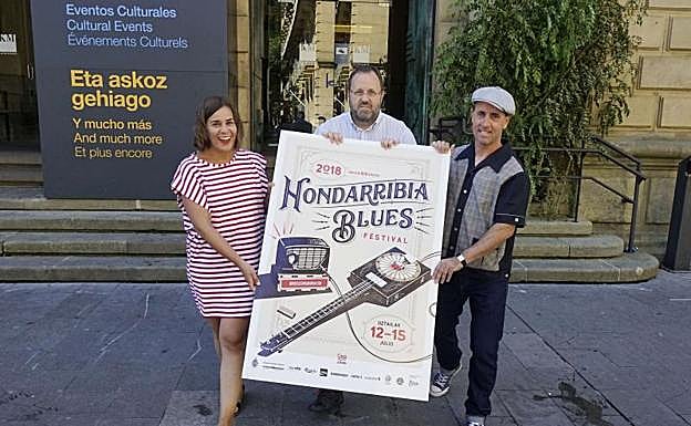 La concejala María Serrano, el alcalde Txomin Sagarzazu y Carlos Malles, en la presentación de la última edición del Bluesaldia.
