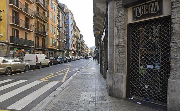 Una céntrica calle de Tolosa, con los comercios cerrados.