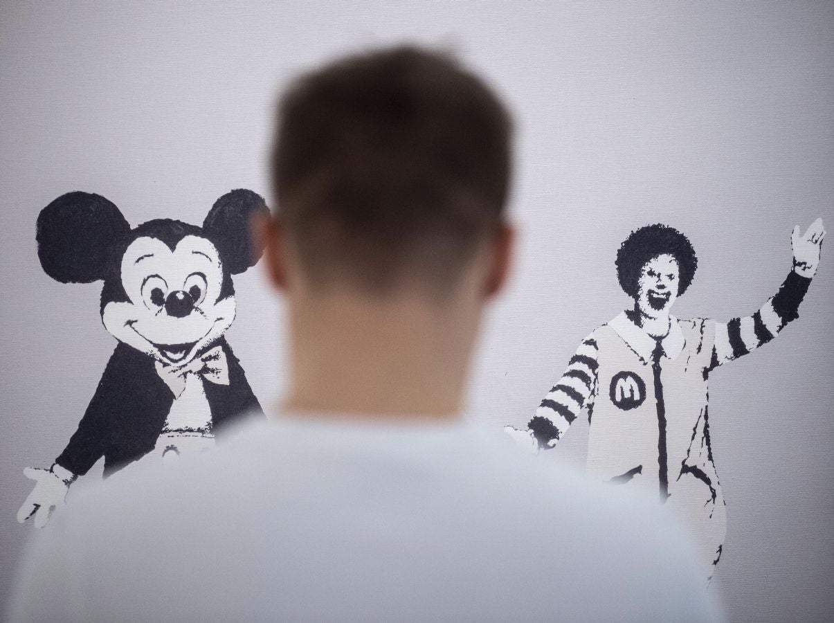 La sala Tesla Soft Gallery de Budapest (Hungría) acoge la muestra 'Art of Banksy' donde se exhiben los trabajos más emblemáticos del célebre artista callejero inglés.