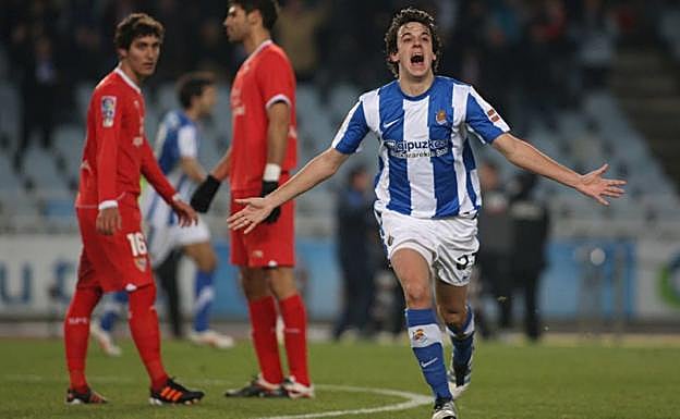 Pardo celebra su primer gol con la Real marcado al Sevilla el 13 de febrero de 2012. 