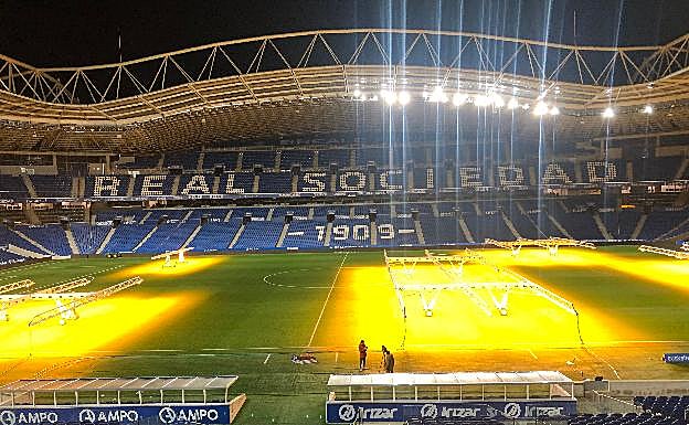 El 'txikito teatro de los sueños' tras el partido. Las máquinas 'miman' el césped .