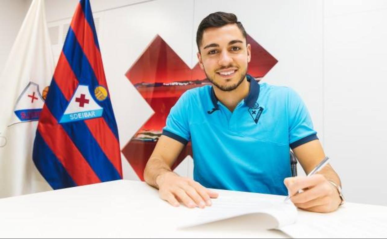 Rafa Soares firma el contratato que le vincula hasta 2021 con el Eibar.