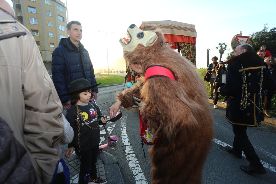 El sonido de martillos, sartenes y panderetas anuncia el Carnaval en la Parte Vieja, Gros, Centro, Egia, Amara y Herrera. 