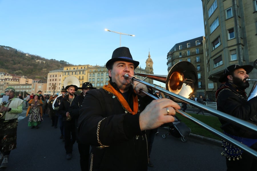 El sonido de martillos, sartenes y panderetas anuncia el Carnaval en la Parte Vieja, Gros, Centro, Egia, Amara y Herrera. 