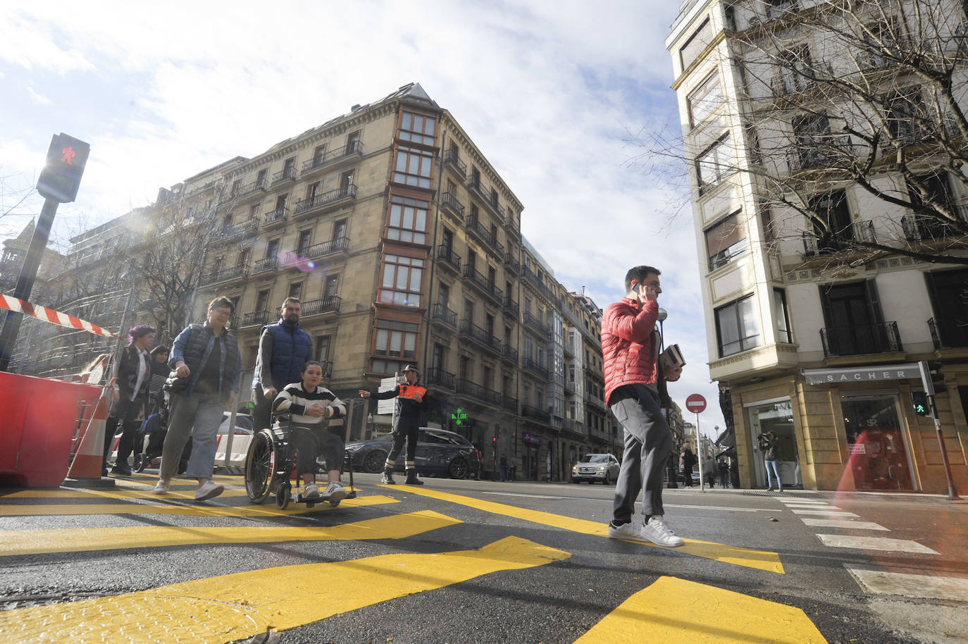 El Ayuntamiento de San Sebastián ha procedido este sábado al corte de la calle San Martín a vehículos privados, con motivo de las obras del 'Topo'. La vía permanecerá cortada hasta el 15 de julio a la altura del Buen Pastor y únicamente podrán acceder a la misma el transporte público, los vehículos de emergencias, taxis y motos.
