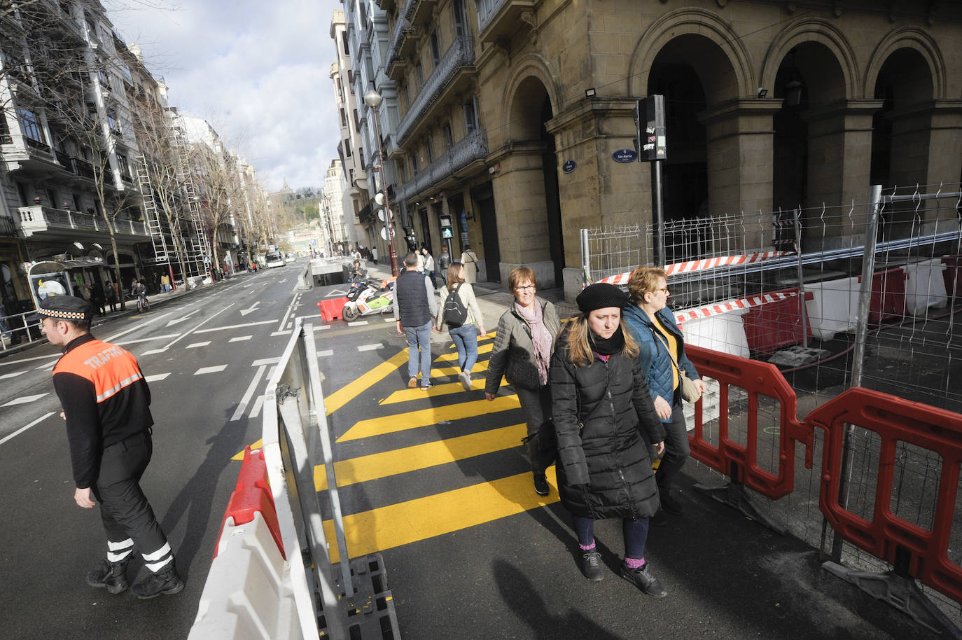El Ayuntamiento de San Sebastián ha procedido este sábado al corte de la calle San Martín a vehículos privados, con motivo de las obras del 'Topo'. La vía permanecerá cortada hasta el 15 de julio a la altura del Buen Pastor y únicamente podrán acceder a la misma el transporte público, los vehículos de emergencias, taxis y motos.