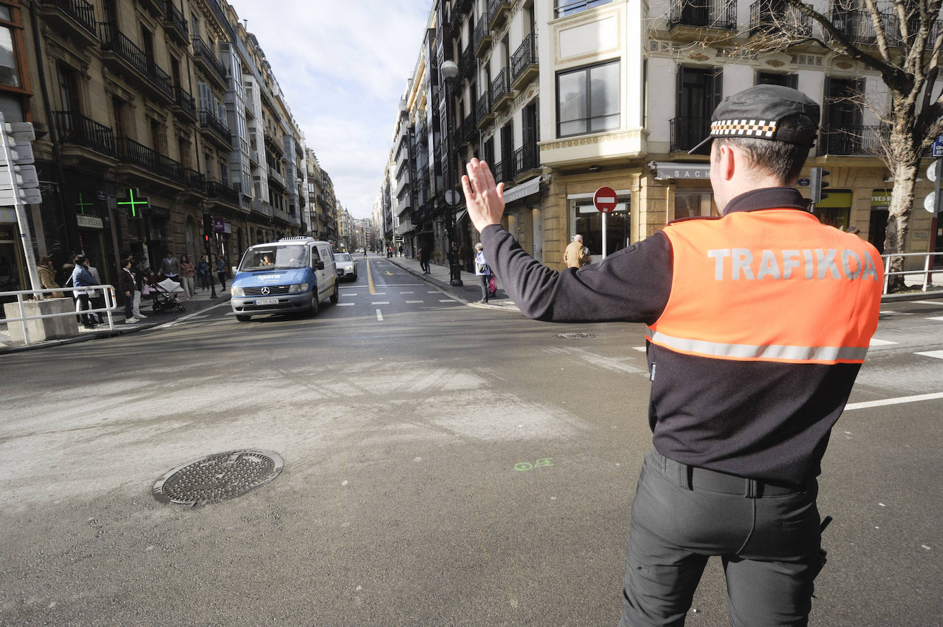 El Ayuntamiento de San Sebastián ha procedido este sábado al corte de la calle San Martín a vehículos privados, con motivo de las obras del 'Topo'. La vía permanecerá cortada hasta el 15 de julio a la altura del Buen Pastor y únicamente podrán acceder a la misma el transporte público, los vehículos de emergencias, taxis y motos.