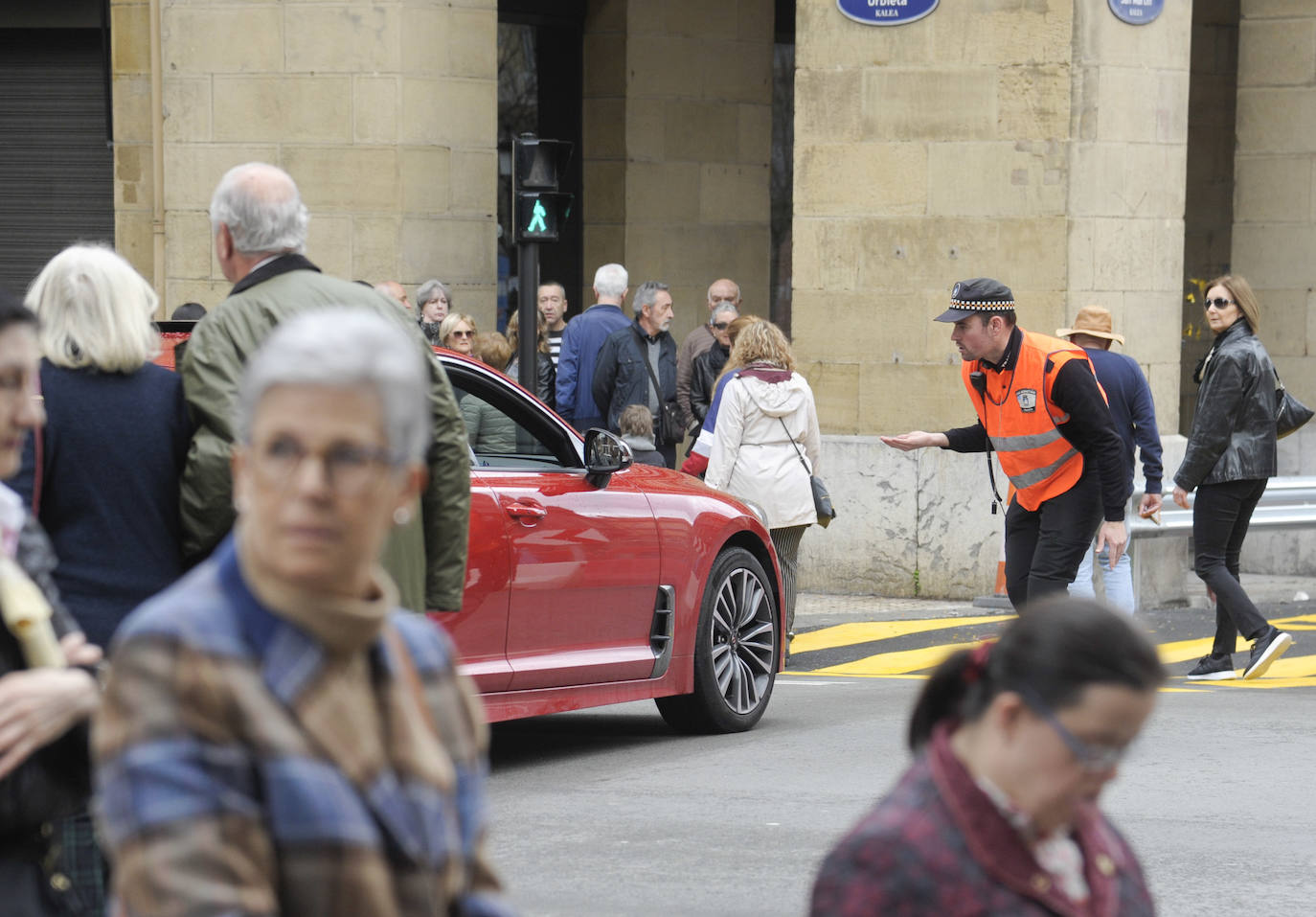 El Ayuntamiento de San Sebastián ha procedido este sábado al corte de la calle San Martín a vehículos privados, con motivo de las obras del 'Topo'. La vía permanecerá cortada hasta el 15 de julio a la altura del Buen Pastor y únicamente podrán acceder a la misma el transporte público, los vehículos de emergencias, taxis y motos.