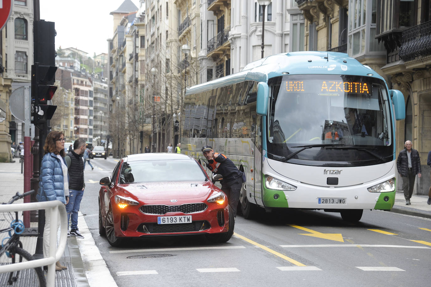 El Ayuntamiento de San Sebastián ha procedido este sábado al corte de la calle San Martín a vehículos privados, con motivo de las obras del 'Topo'. La vía permanecerá cortada hasta el 15 de julio a la altura del Buen Pastor y únicamente podrán acceder a la misma el transporte público, los vehículos de emergencias, taxis y motos.
