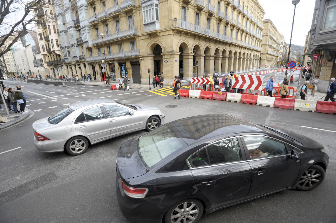 El Ayuntamiento de San Sebastián ha procedido este sábado al corte de la calle San Martín a vehículos privados, con motivo de las obras del 'Topo'. La vía permanecerá cortada hasta el 15 de julio a la altura del Buen Pastor y únicamente podrán acceder a la misma el transporte público, los vehículos de emergencias, taxis y motos.