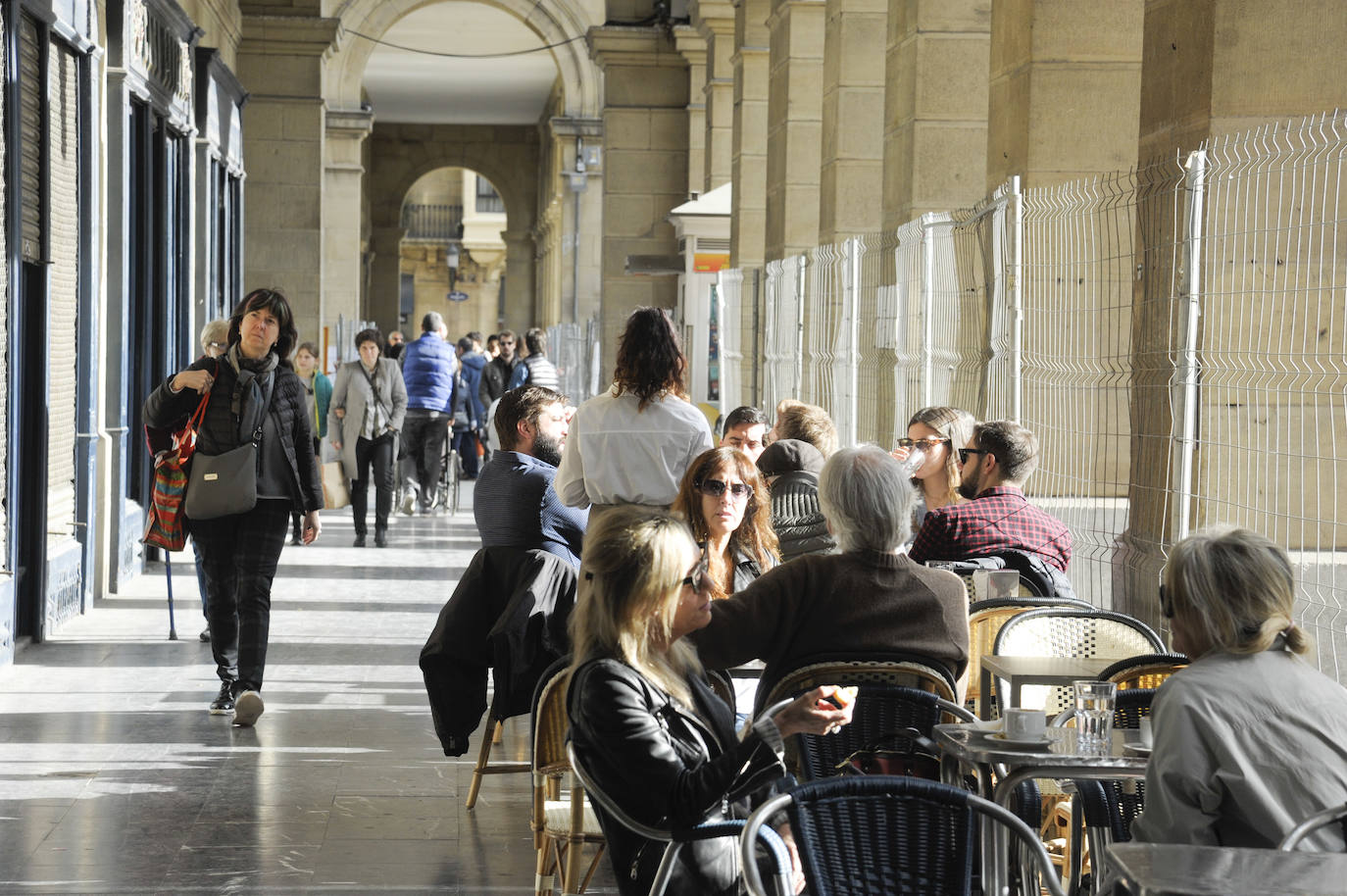 El Ayuntamiento de San Sebastián ha procedido este sábado al corte de la calle San Martín a vehículos privados, con motivo de las obras del 'Topo'. La vía permanecerá cortada hasta el 15 de julio a la altura del Buen Pastor y únicamente podrán acceder a la misma el transporte público, los vehículos de emergencias, taxis y motos.