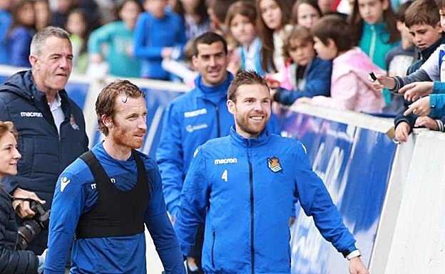 Zurutuza e Illarramendi se retiran a vestuarios tras un entrenamiento en Zubieta.