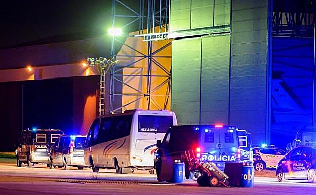 El minibus con los españoles evacuados de Wuhan llega la hospital Gómez Ulla de Madrid