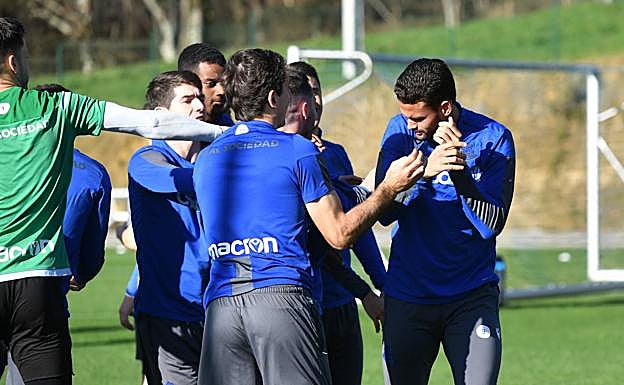 Los jugadores bromean este viernes con el brasileño. 