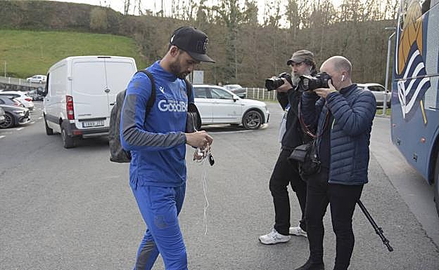 Convocado. Willian José sube al autobús que desplazaría al equipo hasta el aeropuerto antes de viajar a Madrid para enfrentarse hoy al Leganés. 